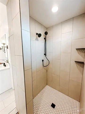 Mann Creek Bathroom & Laundry (4).jpg