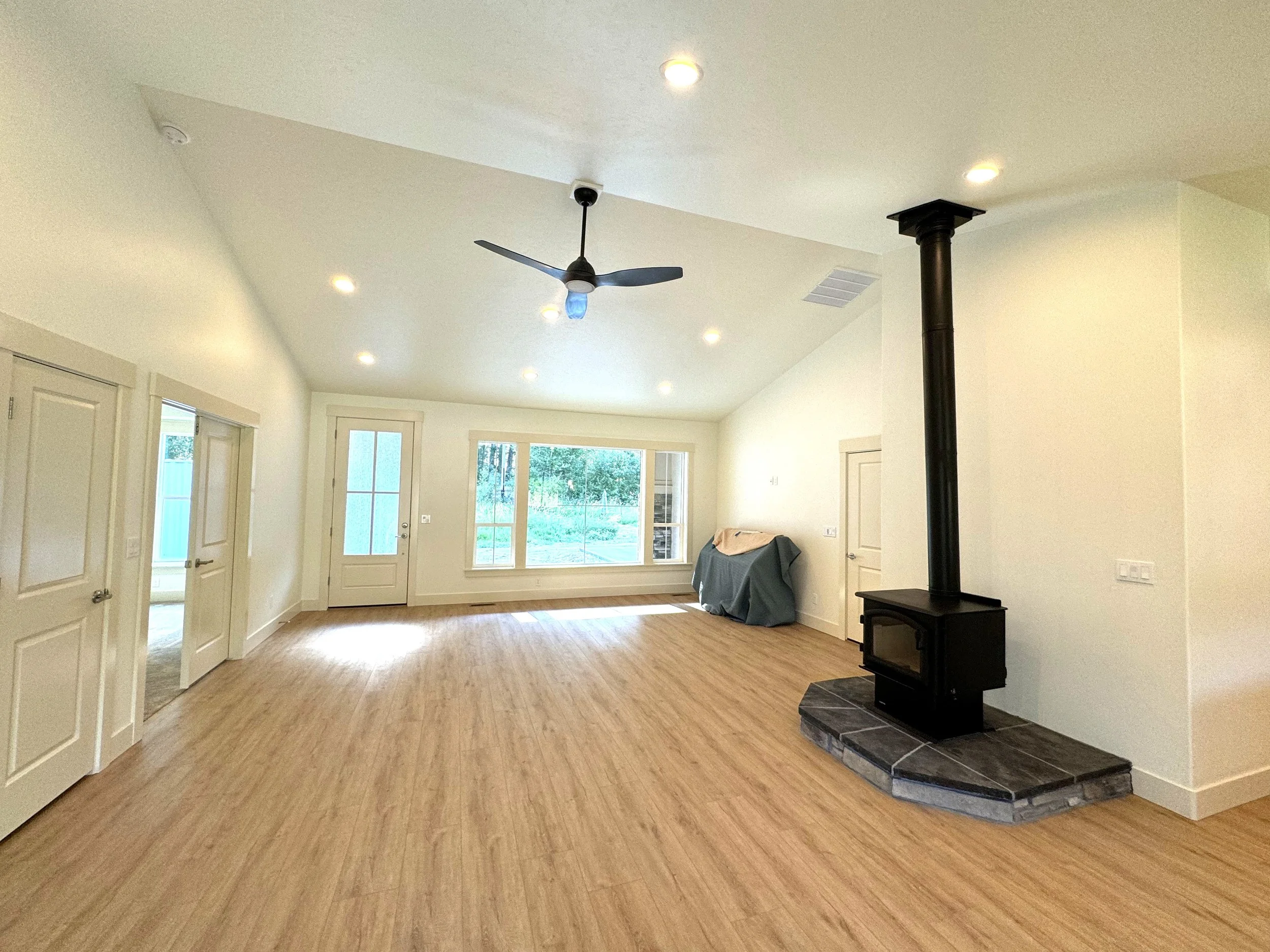 River Road Living, Dining, kitchen (4).jpg