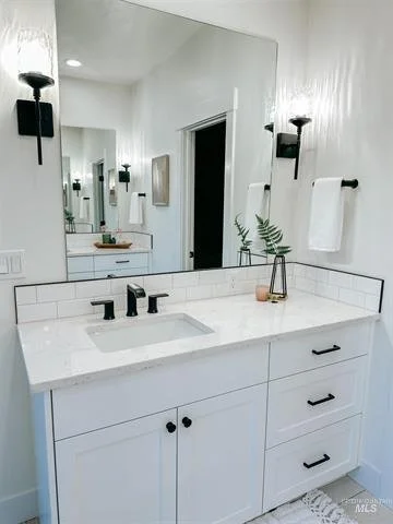 Mann Creek Bathroom & Laundry (6).jpg