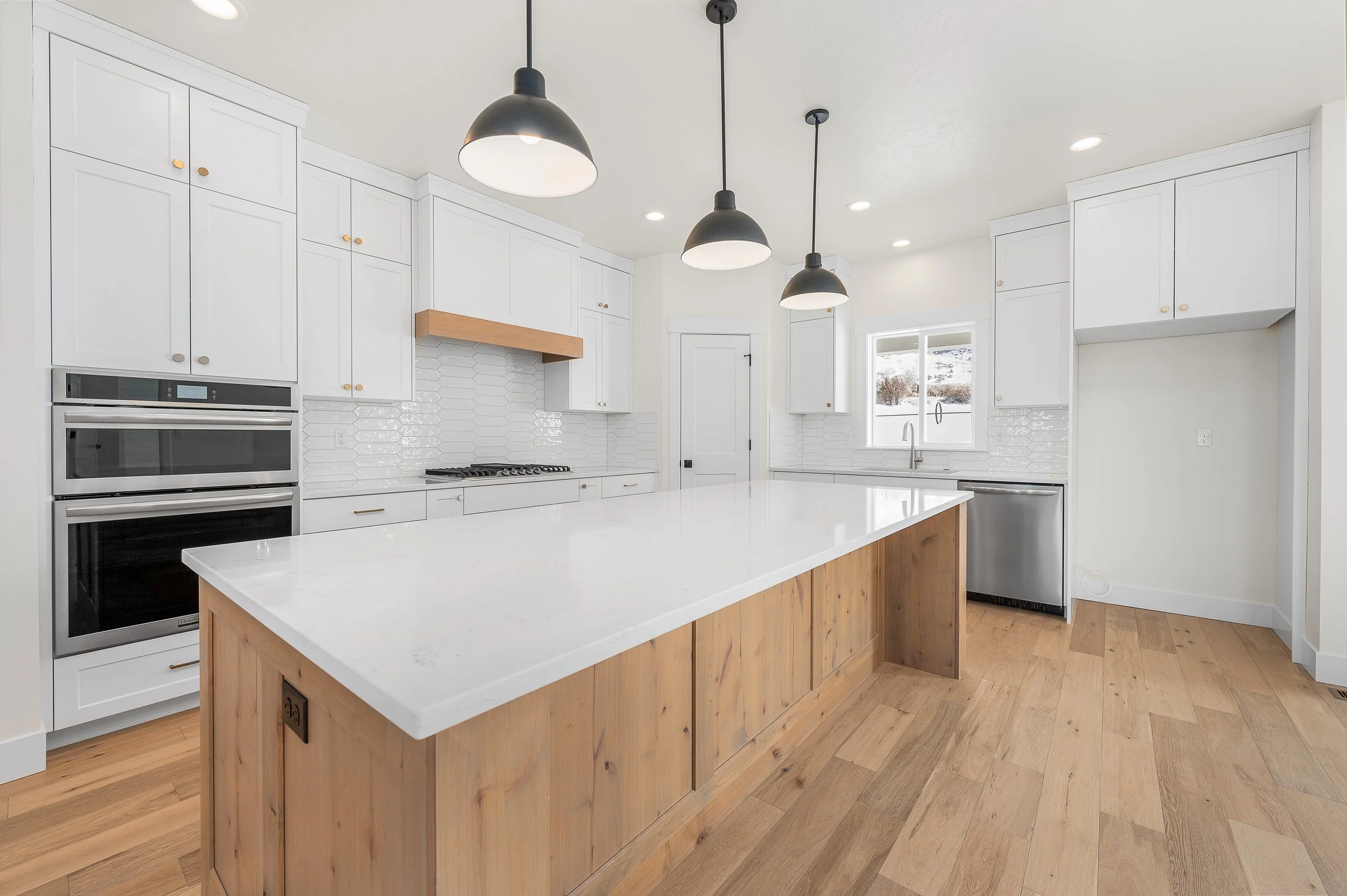 Mann Creek Living, Dining, & Kitchen (18).jpg