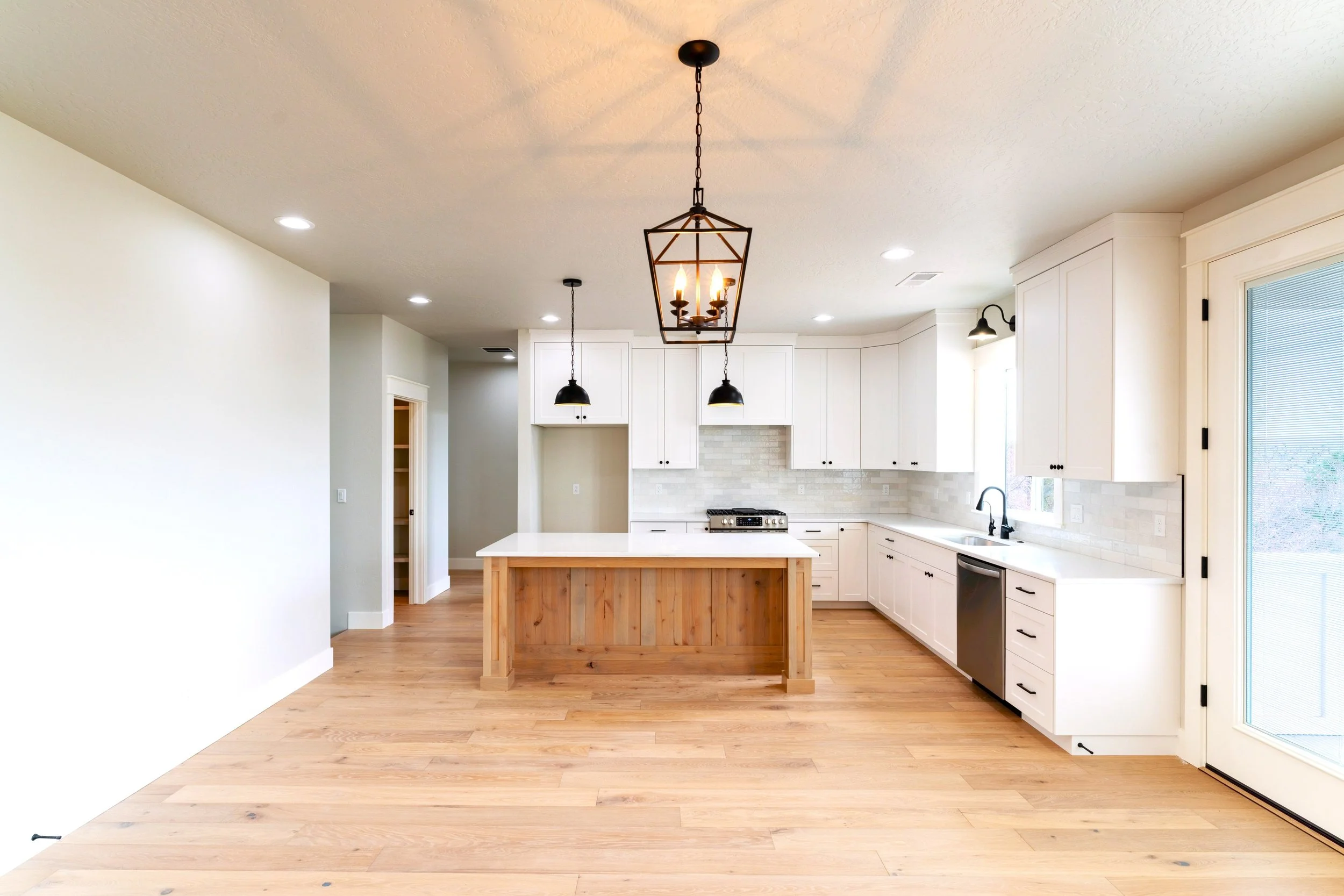 Zach Boulevard Living, Dining, & Kitchen (12).jpg