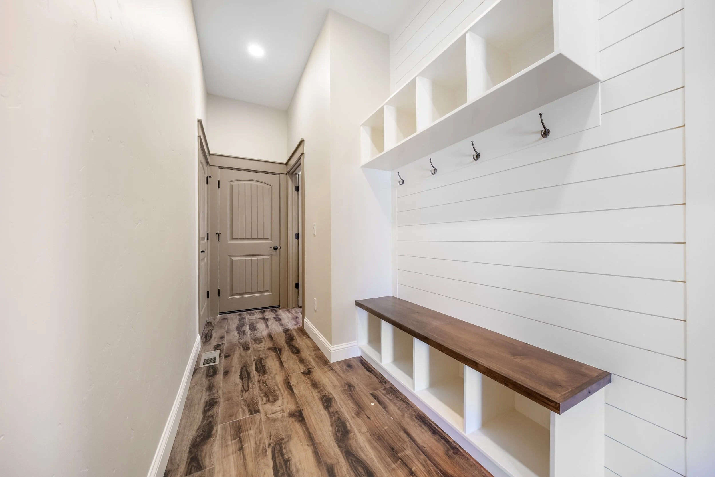 Cottonwood Lane Bathrooms, Laundry, Mudbench  (11).jpg