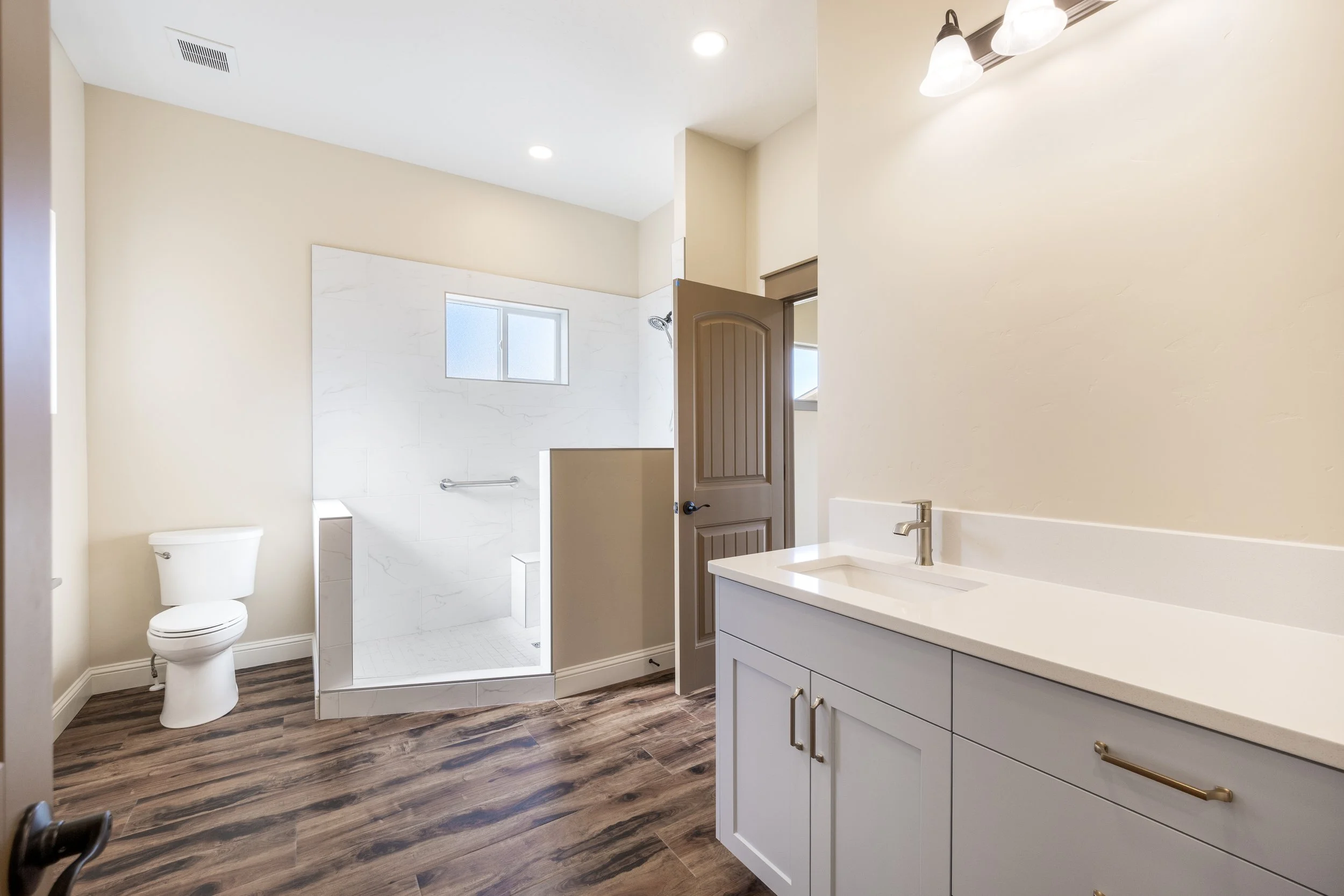 Cottonwood Lane Bathrooms, Laundry, Mudbench  (8).jpg