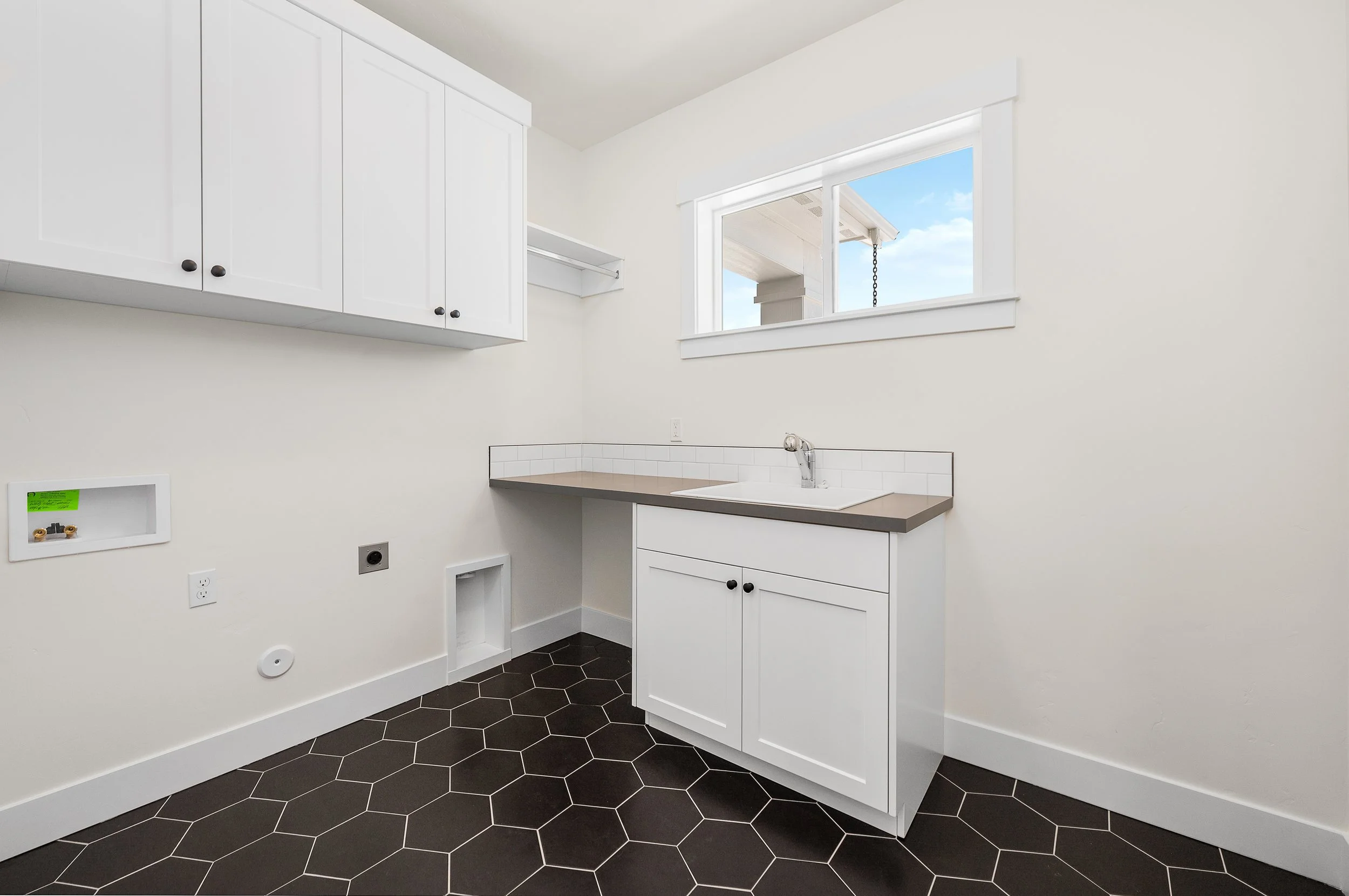 Mann Creek Bathroom & Laundry (16).jpg