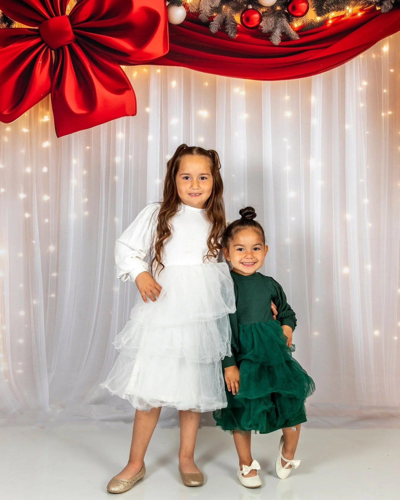 🎄✨ Holiday photo bookings are now open! ✨🎄
Choose from multiple festive sets &mdash; perfect for families or just the kids. Our photographers hold degrees in photography, so you&rsquo;re guaranteed professional, high-quality shots.
📸 Turnaround ti