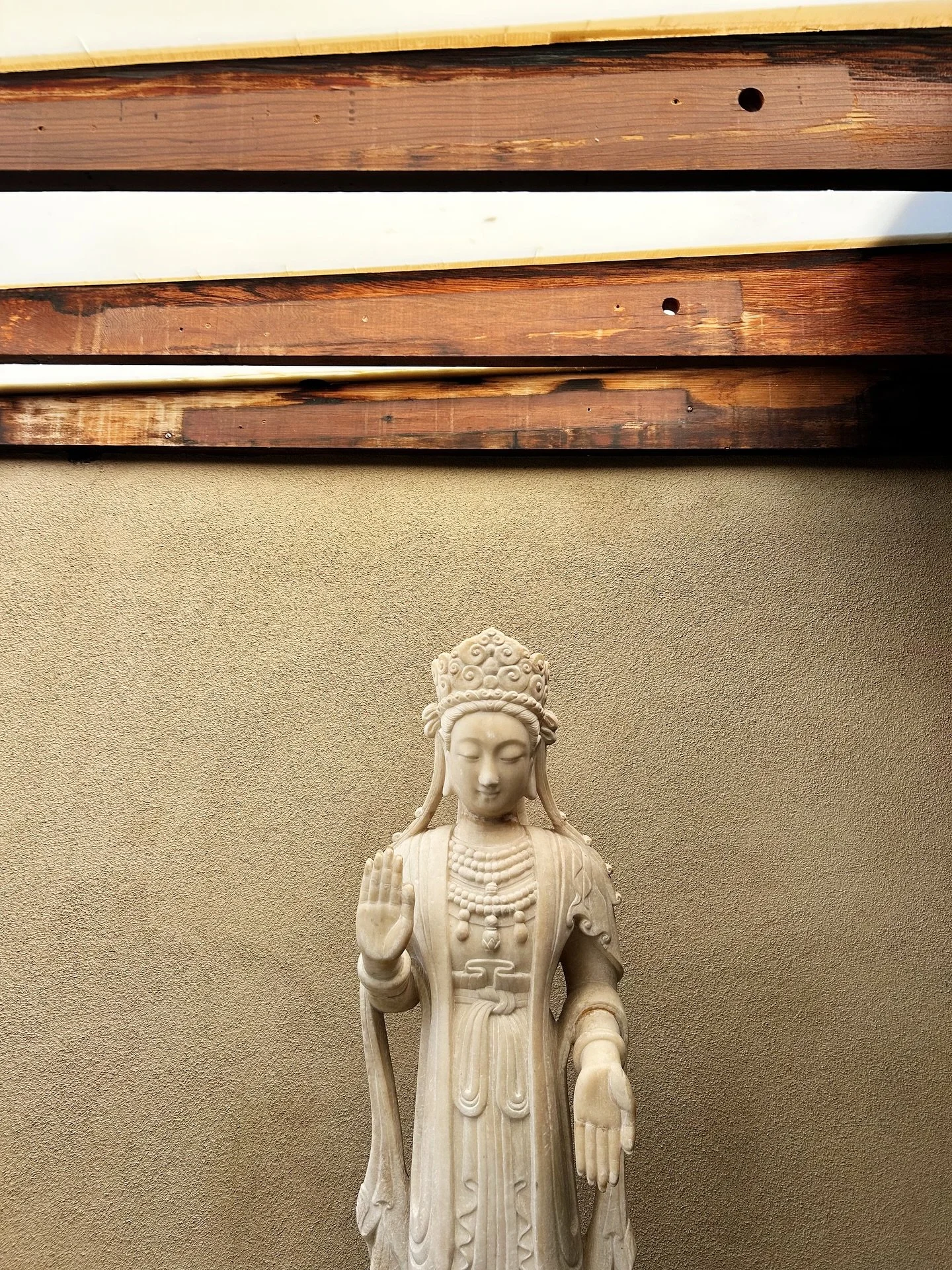 Marveled by architecture,
and the way it can make us feel.
The effect on our physical being and energetic body,
the subconscious push and pull.

Visited Hollyhock House in Barnesdale Park,
designed by Frank Lloyd Wright (big fan) 
and learned about t