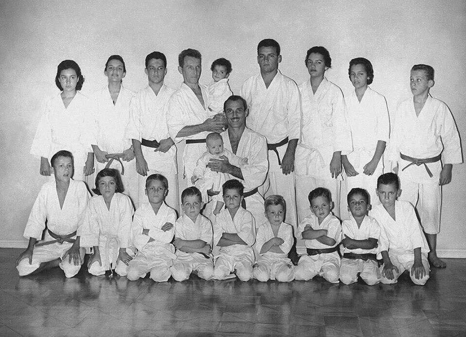 The Onzuka Brothers' Gracie Family Pictorial  Brazilian jiu jitsu, Martial  arts, Jiu jitsu