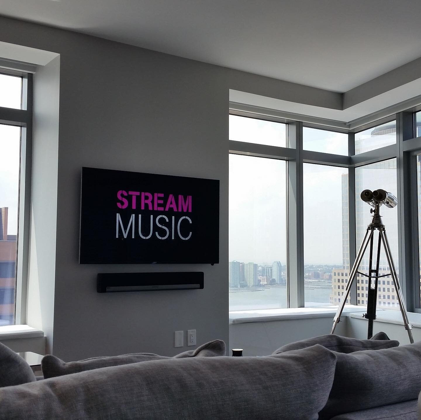 Streaming music or a movie? #sonos will easily switch between both! From small, one room solutions to whole house audio/video systems! 

#sonos #sonosplaybar #samsung #flatscreen #audiovisual #design #av #cedia #123washingtonstreet #nyc