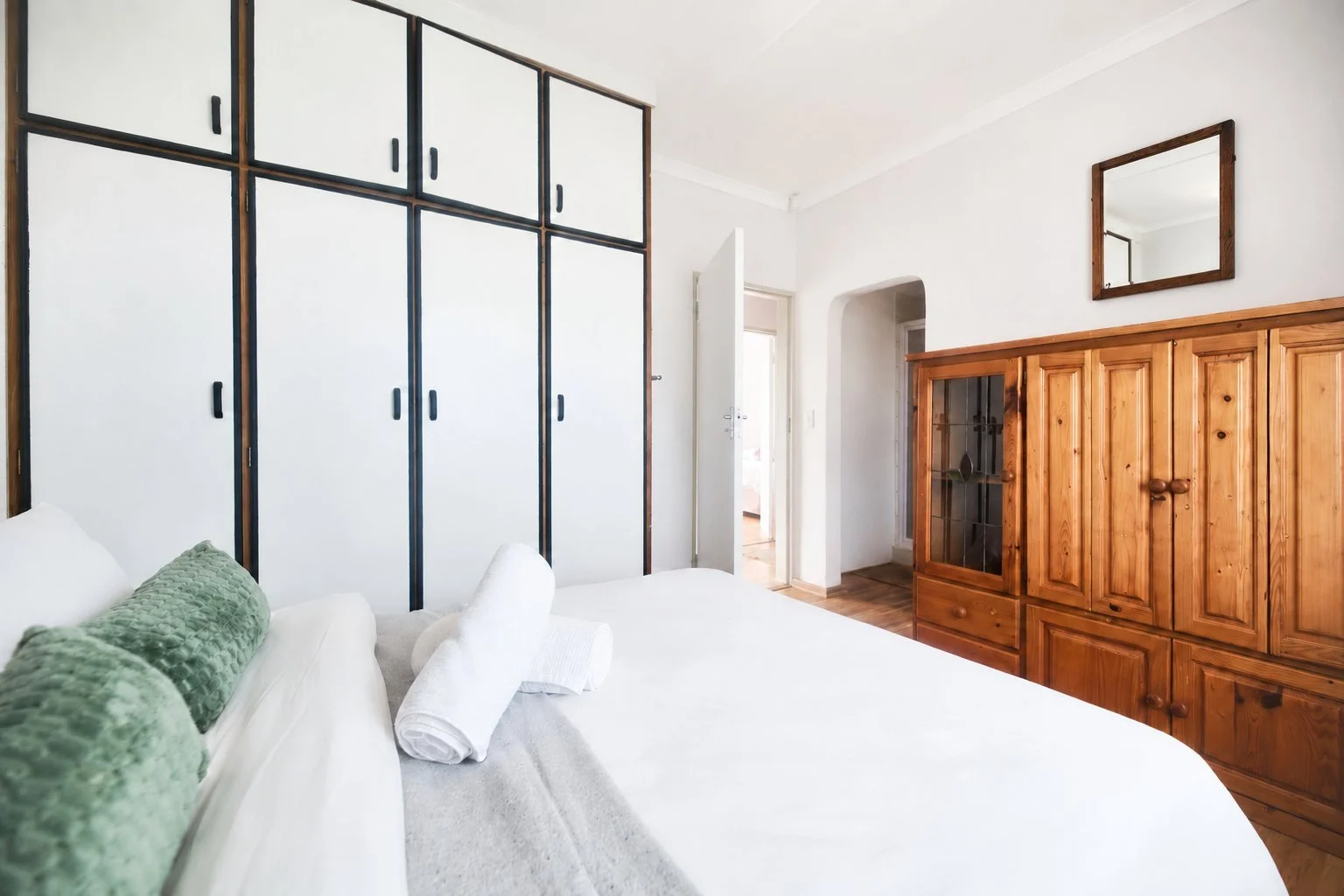 16-suikerbos-house-struisbaai-third-bedroom-cabinet.jpg