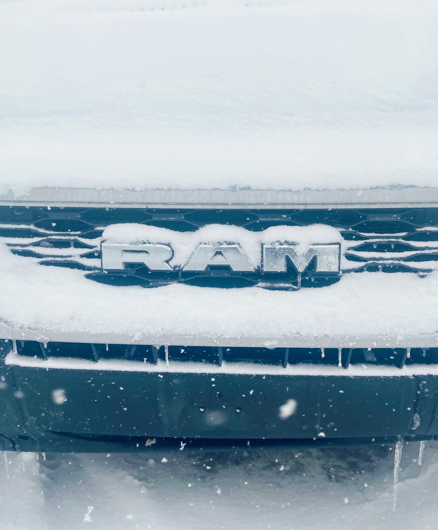 𝐇𝐨𝐰 𝐡𝐚𝐬 𝐰𝐢𝐧𝐭𝐞𝐫 𝐛𝐞𝐞𝐧 𝐢𝐧 𝐭𝐡𝐞 𝐯𝐚𝐧 𝐲𝐨𝐮 𝐦𝐢𝐠𝐡𝐭 𝐚𝐬𝐤? ❄️❄️❄️ We&rsquo;d like to say that our first winter in the van has been a 𝘴𝘮𝘰𝘰𝘵𝘩 success but truthfully we faced quite a few 𝘤𝘩𝘢𝘭𝘭𝘦𝘯𝘨𝘦𝘴. Before mountain 