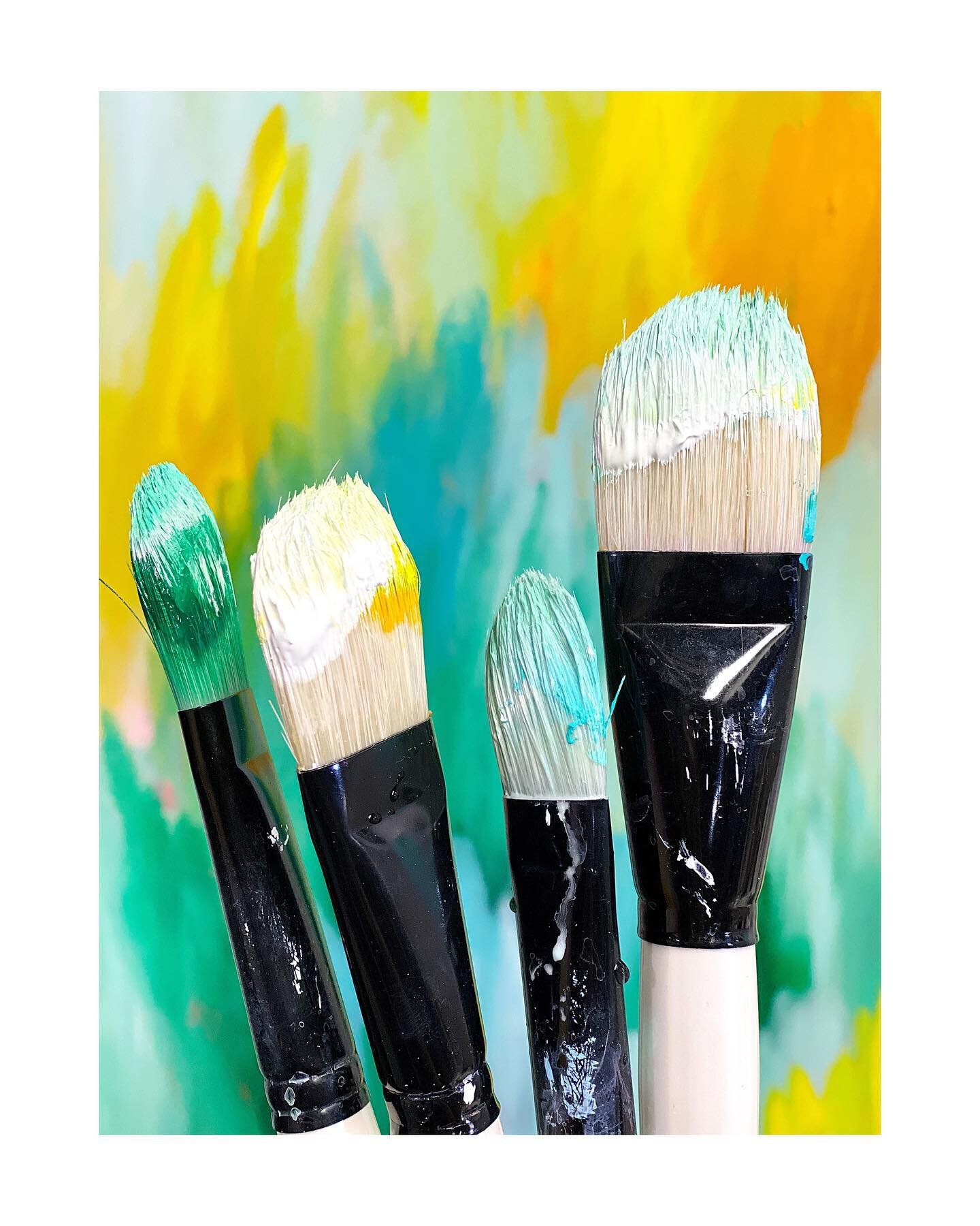 Boo yah!! It&rsquo;s Friday, and this color combo has got my soul doin a shimmy shake 💃🏻
Hope your weekend is full of sunshine and JOY! ✨
.
.
#fabulousfriday #colorpalettes #paintbrushes #doitfortheprocess #happyartist #madetocreate #createdtocreat
