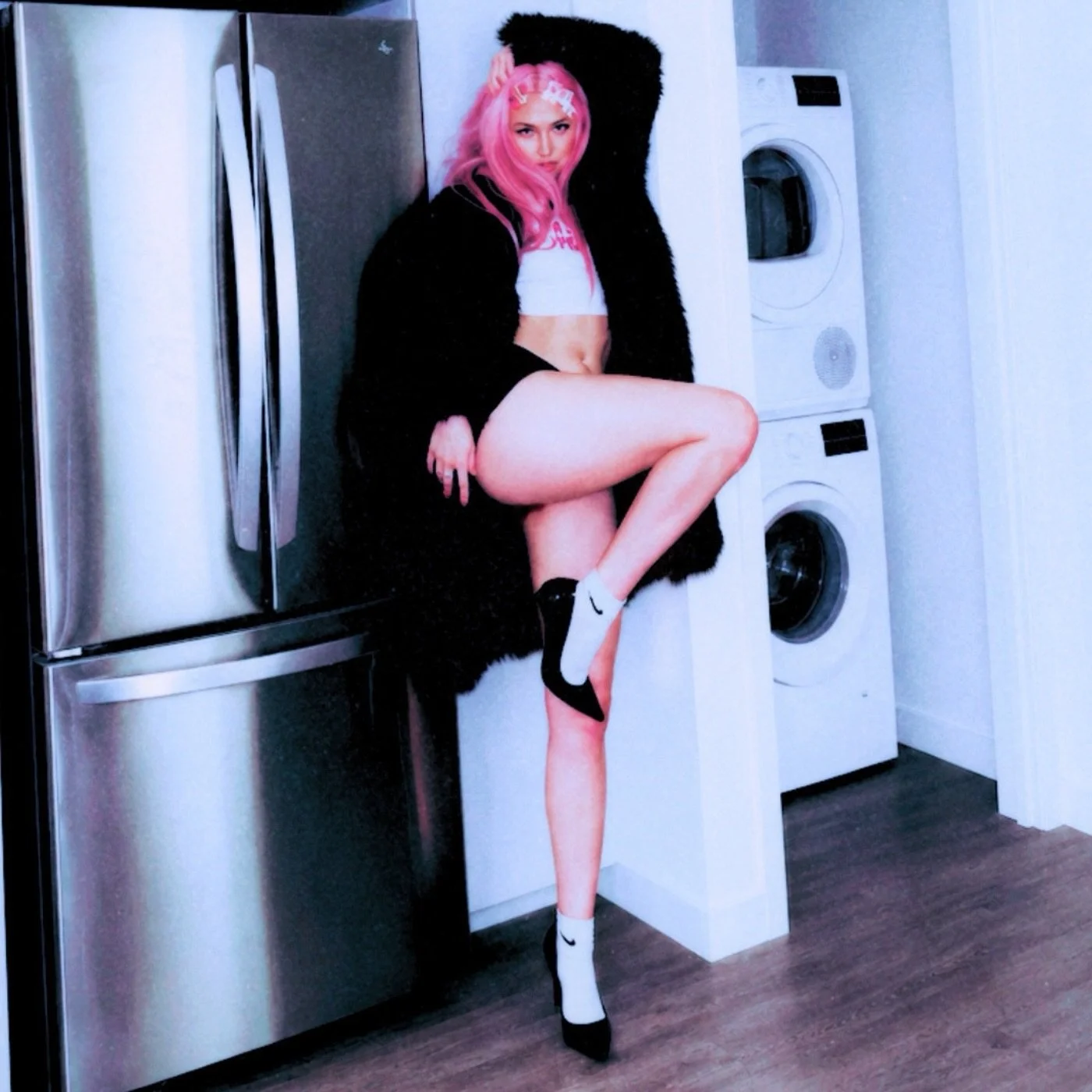 TSA out June 19th <3 this is for the hot babes that wanna dance 💖👱&zwj;♀️💖👱&zwj;♀️💖👱&zwj;♀️ don&rsquo;t forget to presave for a chance to win a Mo Bentley crew neck 👀👀👀

Thank you @songsbystefano &amp; @nickaxelkauffman for producing this
