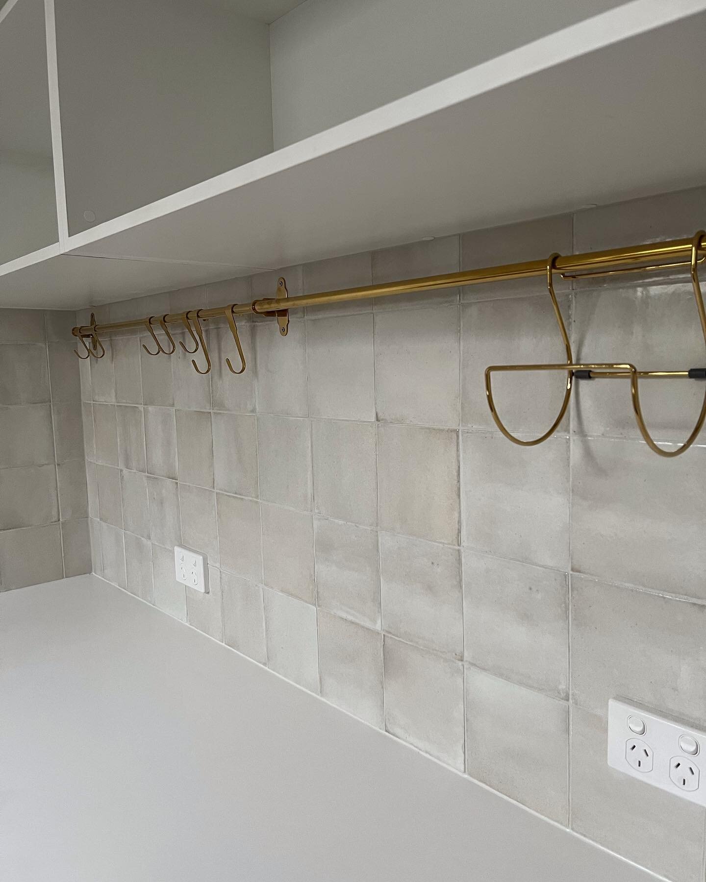 A little brass rail bringing some bling and function to the kitchen.
#interiordesign #kitchendesign #dubbonsw #formandfunction #brass #bultjestreetcottage #countrycottage #interiorstyling