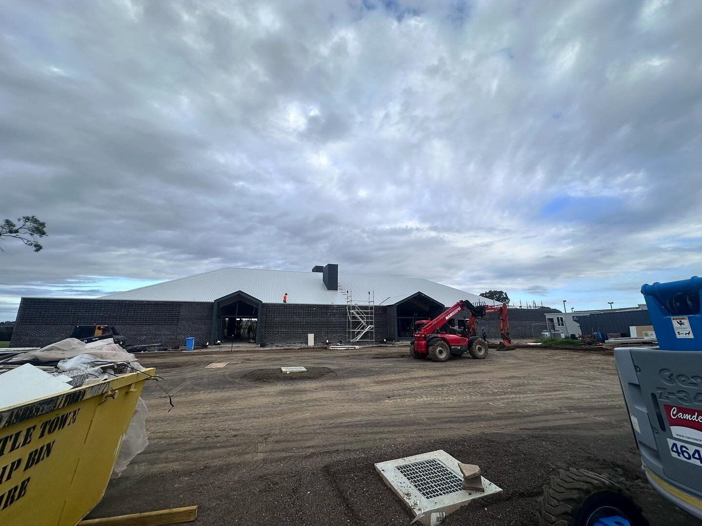 The boys at Harden are showing us the ✨glamorous✨ side of tradie life: being surrounded by big machinery, piles of boxes and bins, and exposed ceilings while mid construction. 
All that aside, Harden Country Club is shaping up to be a spectacular ven
