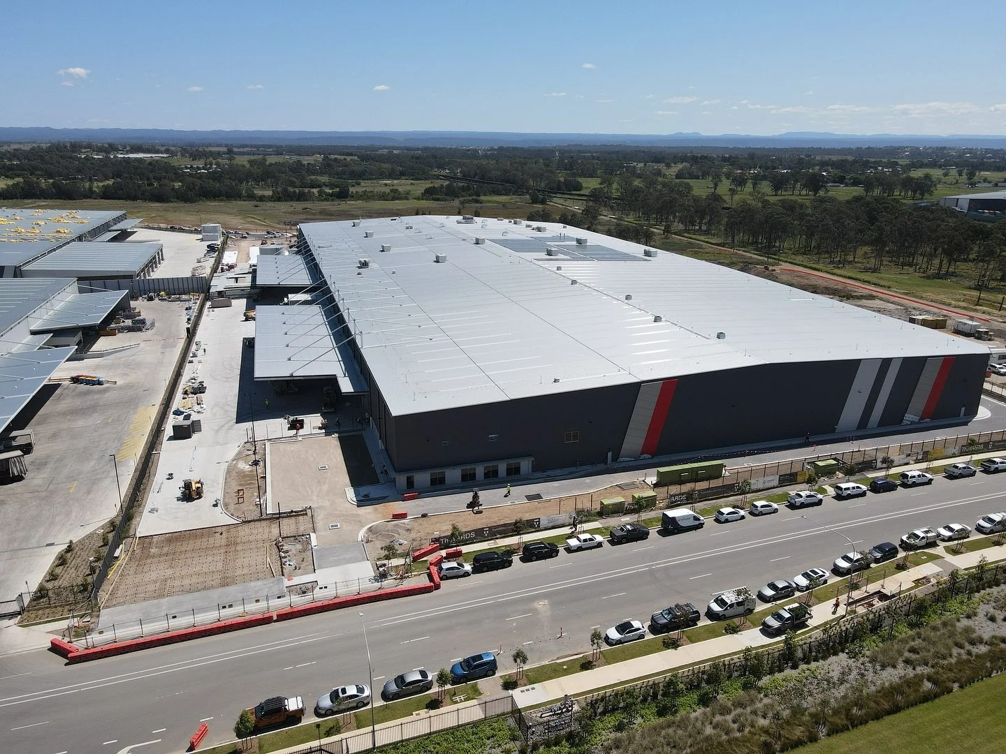 Talk about wide open spaces! Hallmac have just completed final walkthroughs at this project at The Yards Estate, Kemps Creek, consisting of 35,000sqm of space inclusive of offices, warehousing, cold storage and pharmaceutical packing plant areas. The