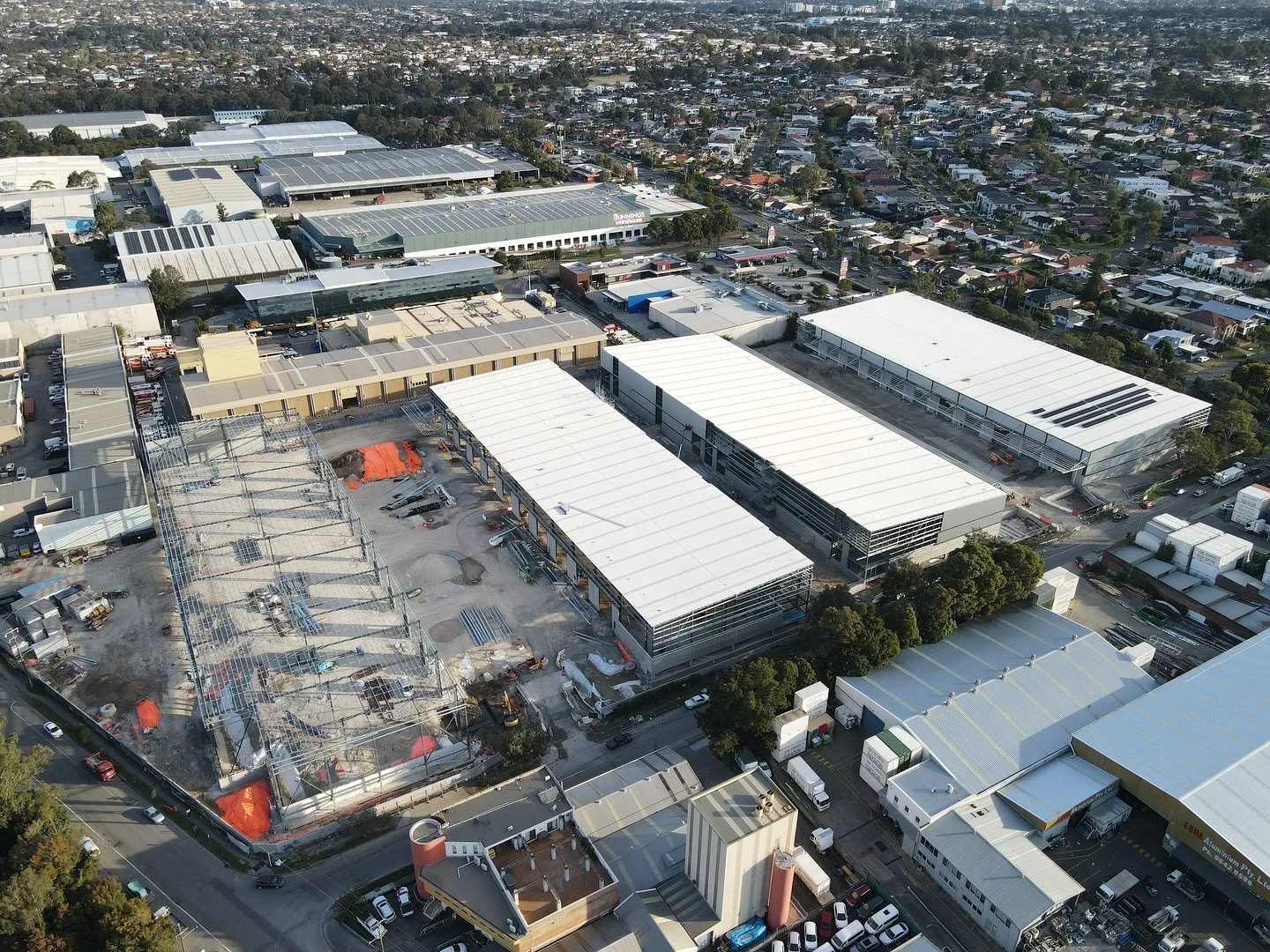 It&rsquo;s full steam ahead for all trades at Chullora! The past couple months have been hectic on site, but the Hallmac team are all hands on deck on the busy site getting the warehouses fitted out and on their way to completion. 
Keep up the good w