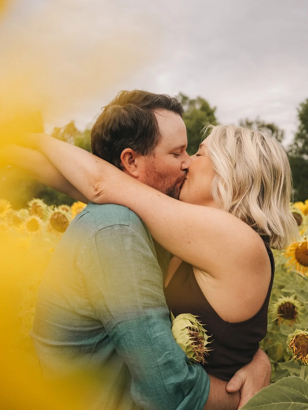 Sessions in the sunflowers! 🌻💛 these are all so beautiful I don&rsquo;t know why I haven&rsquo;t done this location before 🫠

A few more spots open for this weekend to catch the last rays of summer ☀️