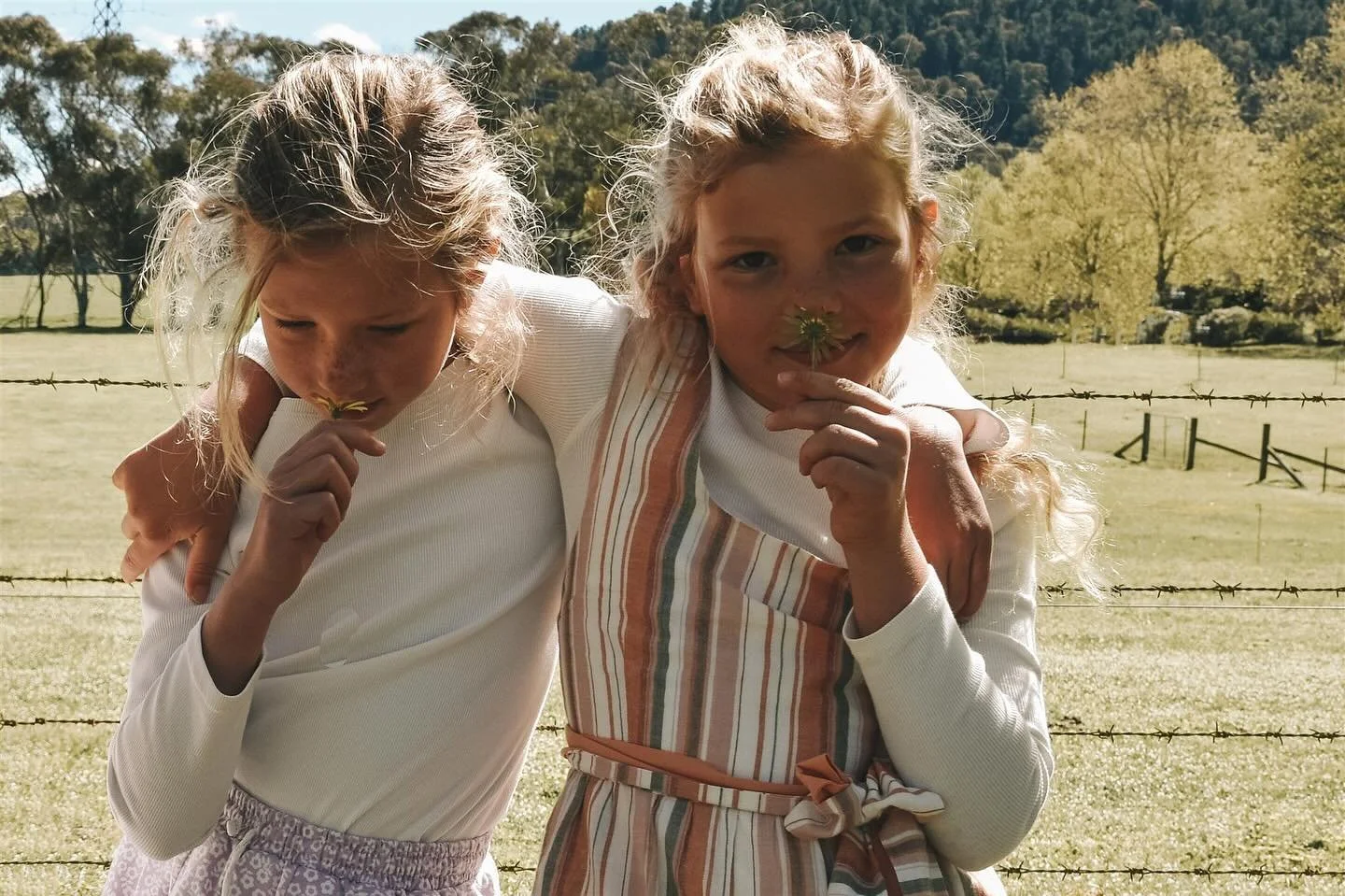 Couldn&rsquo;t resist posting this little picture from a family shoot of 23 people 😎 a week or so ago. Love all the people I meet and especially the kids with their openness and energy 🌼