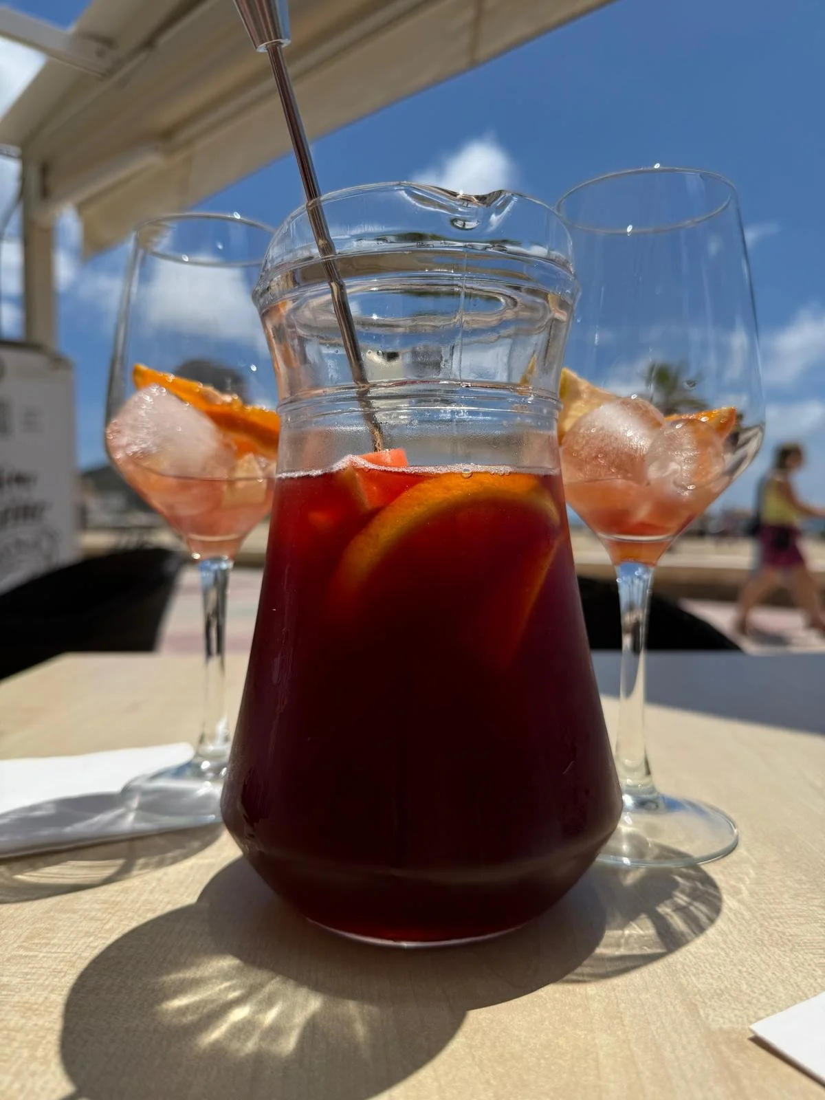 Sangria met citrus op een zonnig terras in Calpe.