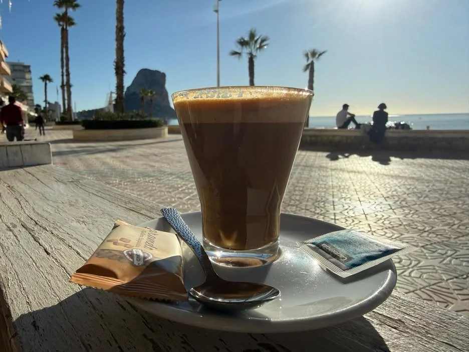 Waarom smaakt koffie in Spanje beter? Ons antwoord vanuit Calpe.