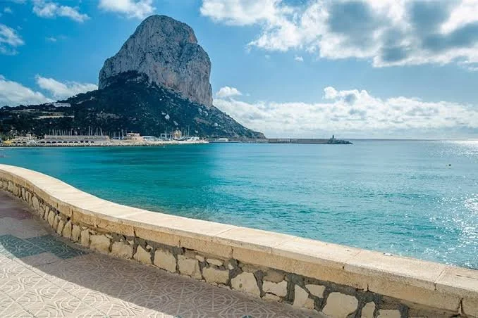 Waarom Calpe in maart voelt als thuiskomen: zon, rust en het unieke microklimaat aan de Costa Blanca