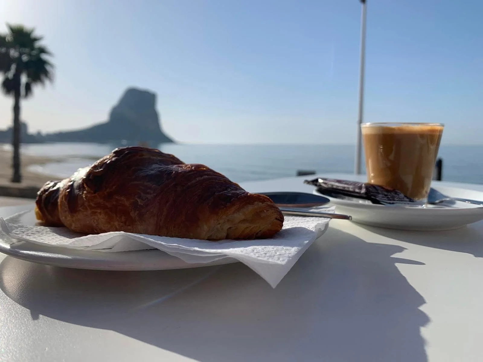 Ochtend in Calpe: genieten van een cortado aan zee terwijl de dag zacht ontwaakt