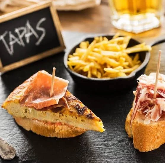 Tapasfestival Calpe: proeven, vieren en genieten op Plaza Mayor bij avondlicht