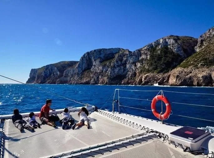 Catamaran in Calpe: varen langs de Peñón bij zonsondergang is pure magie