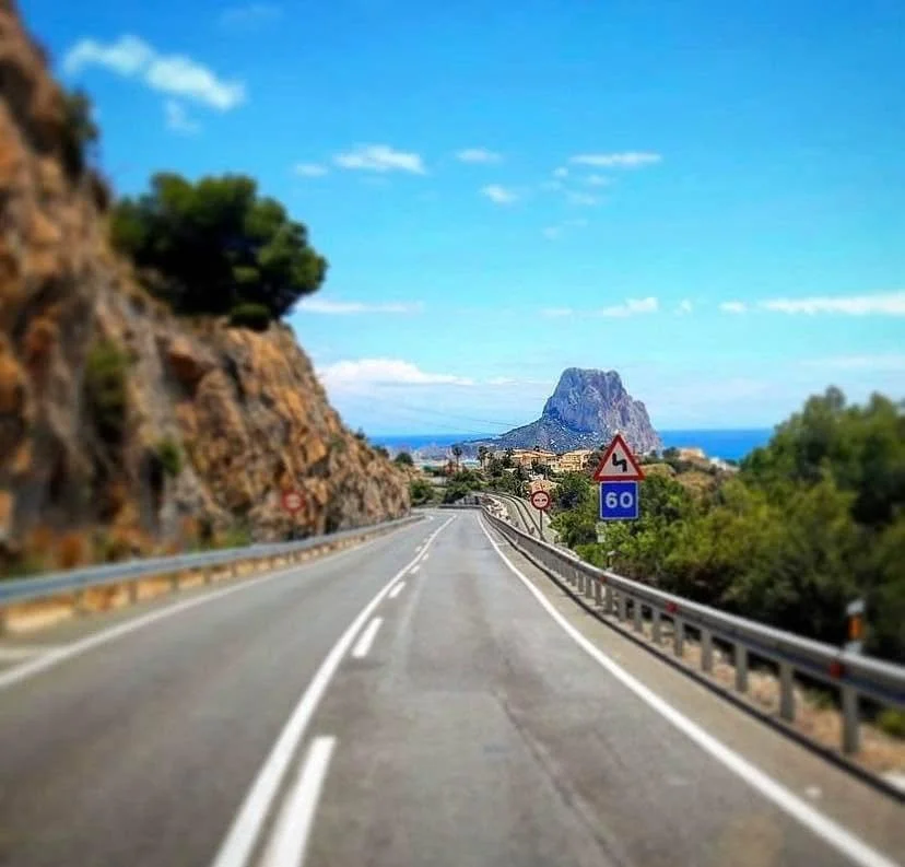 Met de auto naar Calpe: de mooiste routes, tips en het magische moment van aankomst