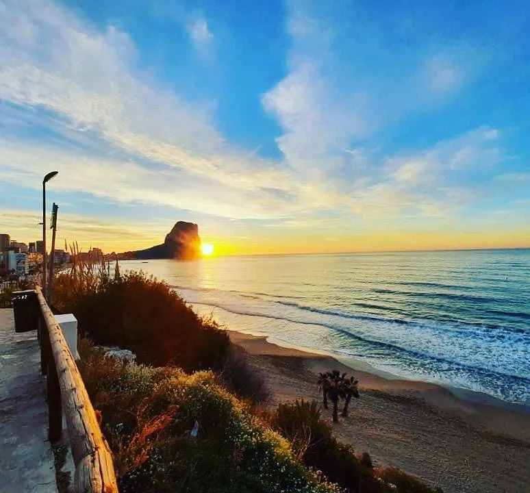 Ochtend in Calpe: waarom de eerste zon, de zee en de Peñón de Ifach het mooiste vakantiegevoel geven.