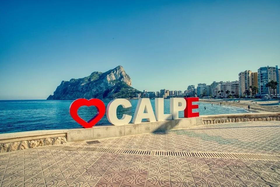 Bekijk de beschikbaarheid van ons luxe vakantieappartement in Calpe met zeezicht. Direct boeken zonder platformkosten.