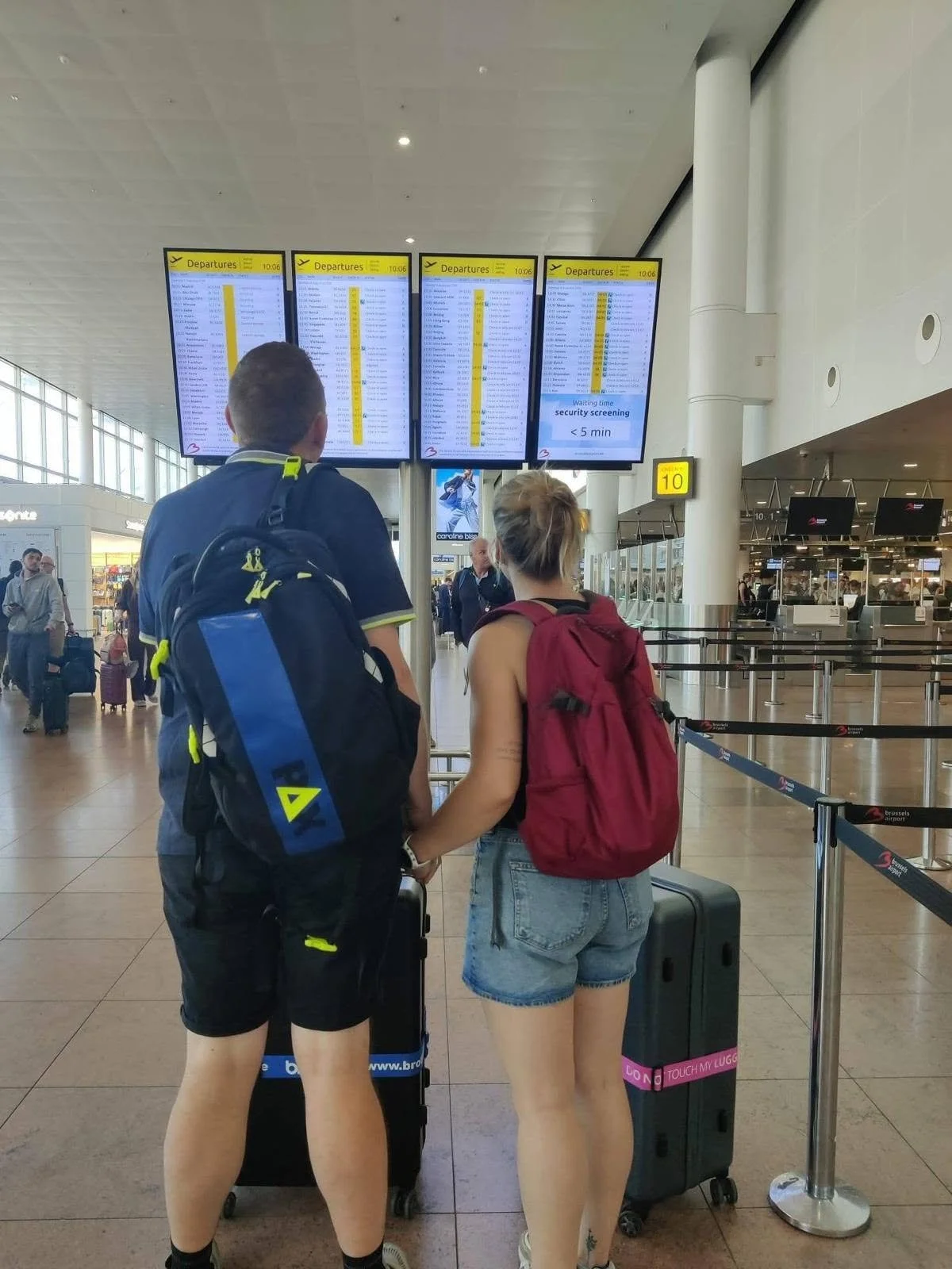 Belgische- en Nederlandse reizigers op de luchthaven onderweg naar Calpe voor een zonvakantie aan de Costa Blanca