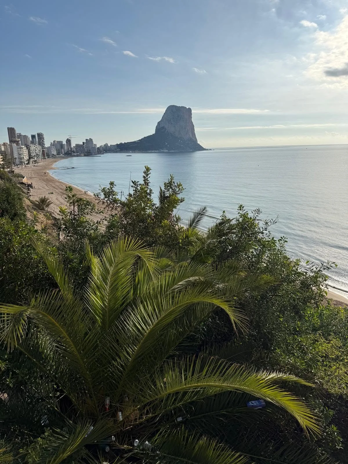 Eerste zicht op de Peñón de Ifach bij aankomst in Calpe