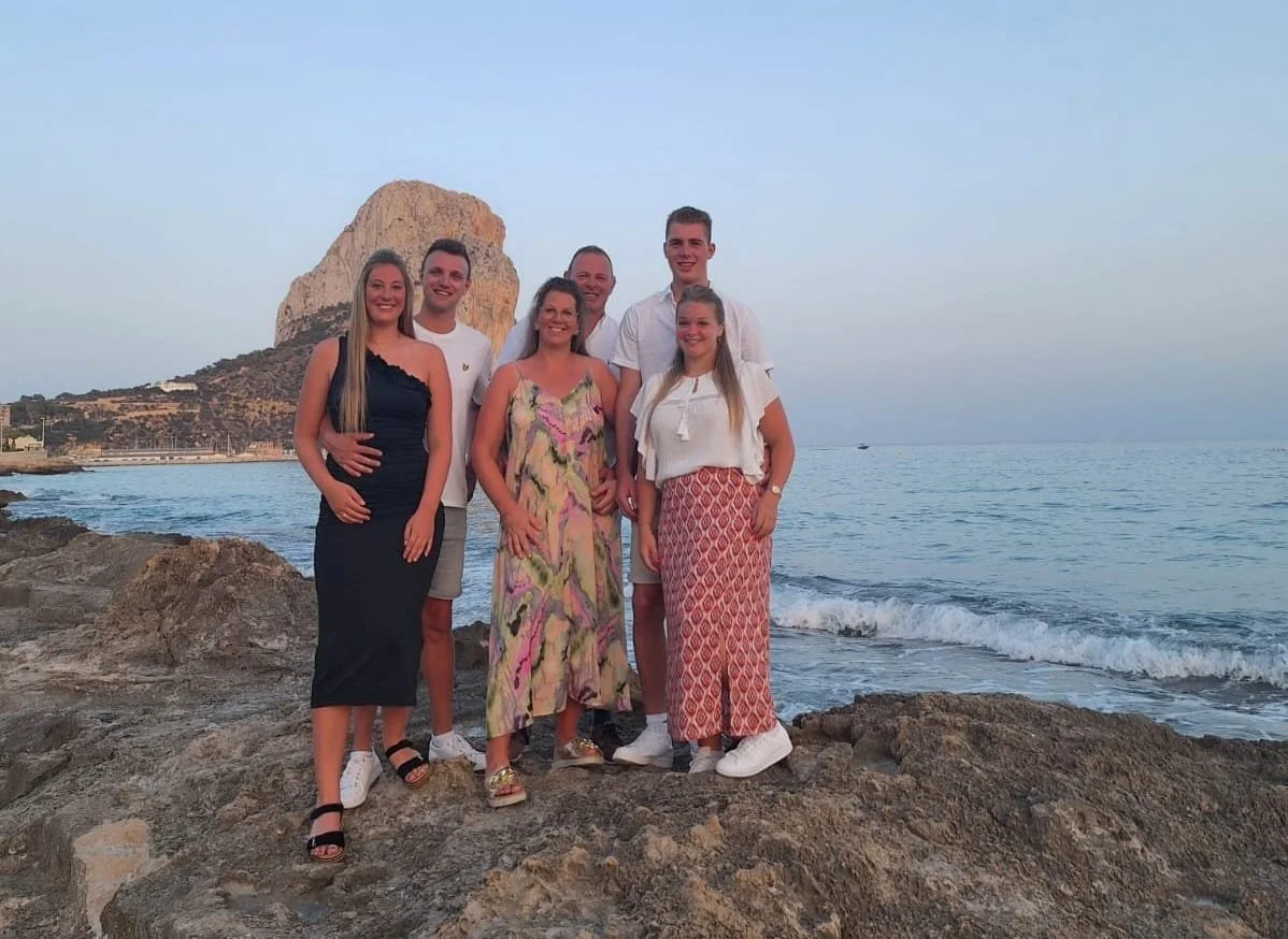 Groepsfoto aan de kust van Calpe met uitzicht op de Peñón de Ifach — ontspannen vakantiesfeer met familie