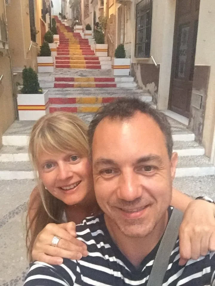 Ingel Cools en Sylvie De Bock op een kleurrijke trap in Calpe — spontaan vakantie‑moment vol sfeer en lokale charme.