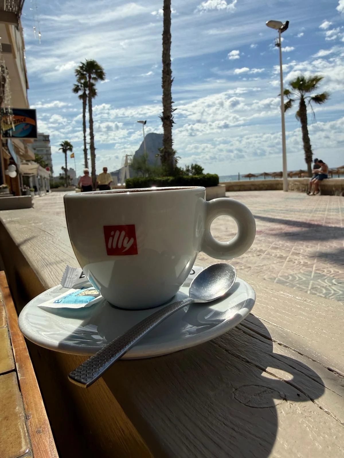 Koffie op een zonnig terras aan de boulevard van Calpe met uitzicht op zee en de Peñón de Ifach