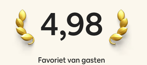 Score of 4.98 with gold laurel wreaths on both sides, and the text 'Favoriet van gasten' underneath.
