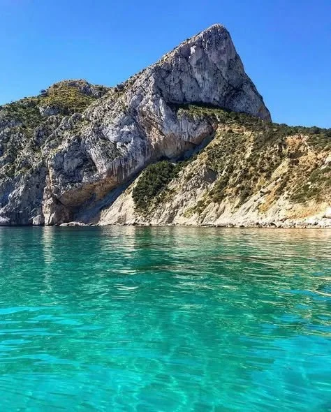 Ontdek waarom Calpe meteen rust geeft. Het licht, het tempo en dat unieke thuiskom‑gevoel maken deze kuststad onvergetelijk. Meer info & beschikbaarheid via appartement-calpe.be