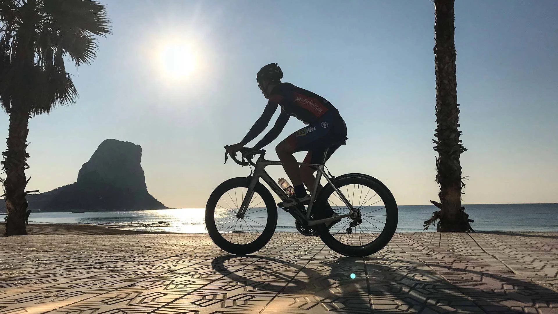 Ontdek waarom zoveel Belgen en Nederlanders kiezen voor fietsen in Calpe. Mooie fietsroutes, Coll de Rates, fietsverhuur, e-bikes, profrenners en de beste periodes voor een fietsvakantie aan de Costa Blanca.