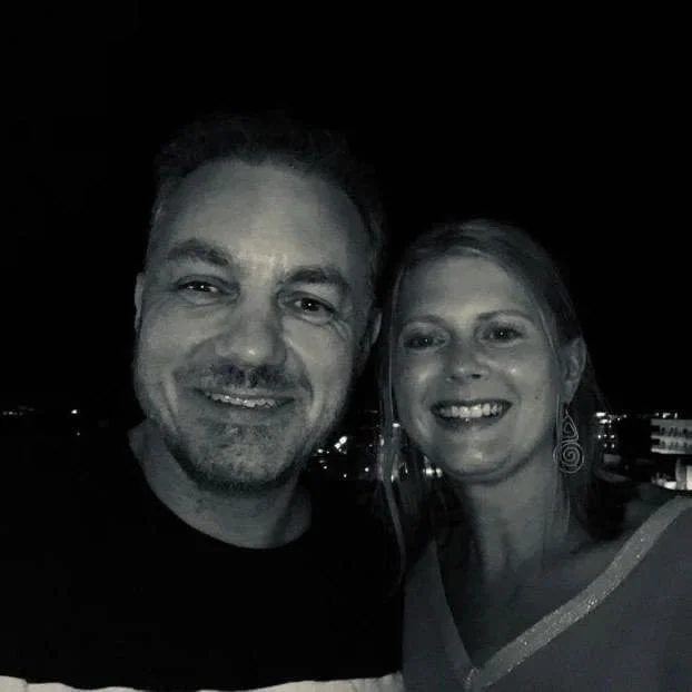 We lachen samen in Calpe bij avondlicht — een warm, persoonlijk moment dat de gastvrijheid en nabijheid van ons vakantieappartement weerspiegelt.