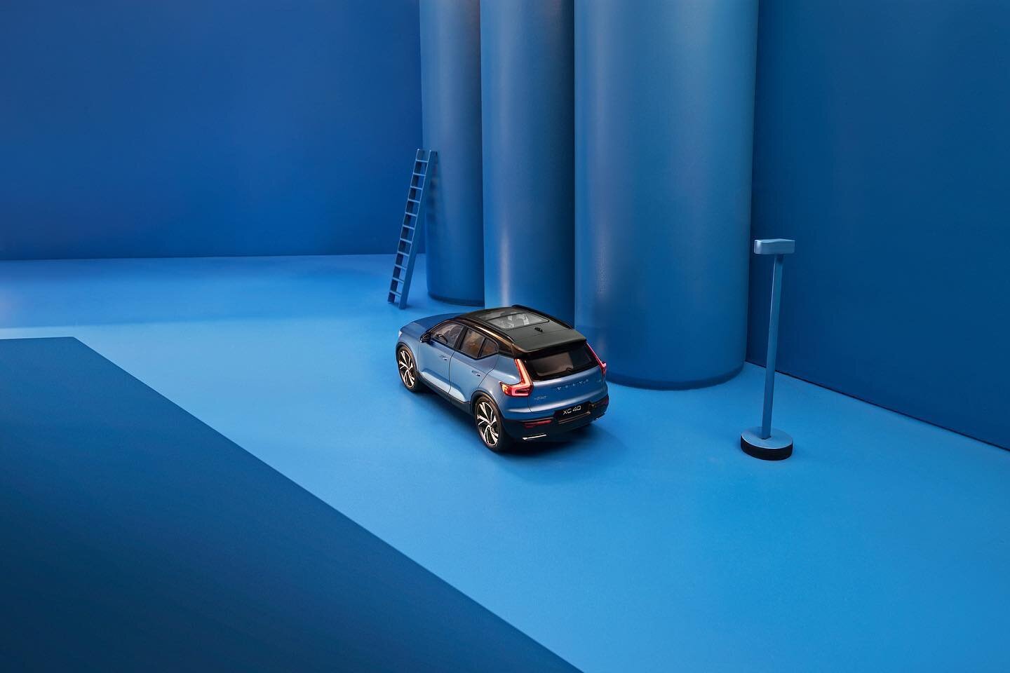 ⚠️I !recreated! a new press image by @volvocars with their official toy car. 🤏😄

➡️ SWIPE for BTS

Scale: 1:43 😅
This is the smallest car I have worked with so far!

#volvo #cars #volvocars #volvoxc40 #miniature #photography #photographer #work #s