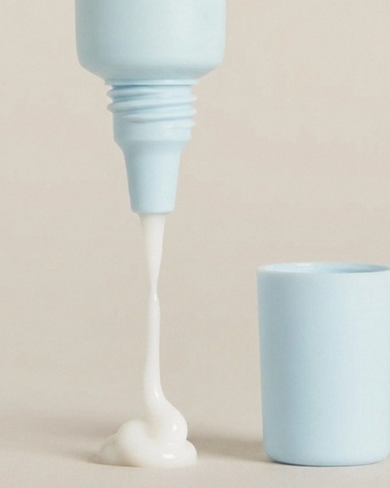 creme_yeux_anti_age_hydrate_lisse_revitalise_illumine_texture_Omnisens.webp