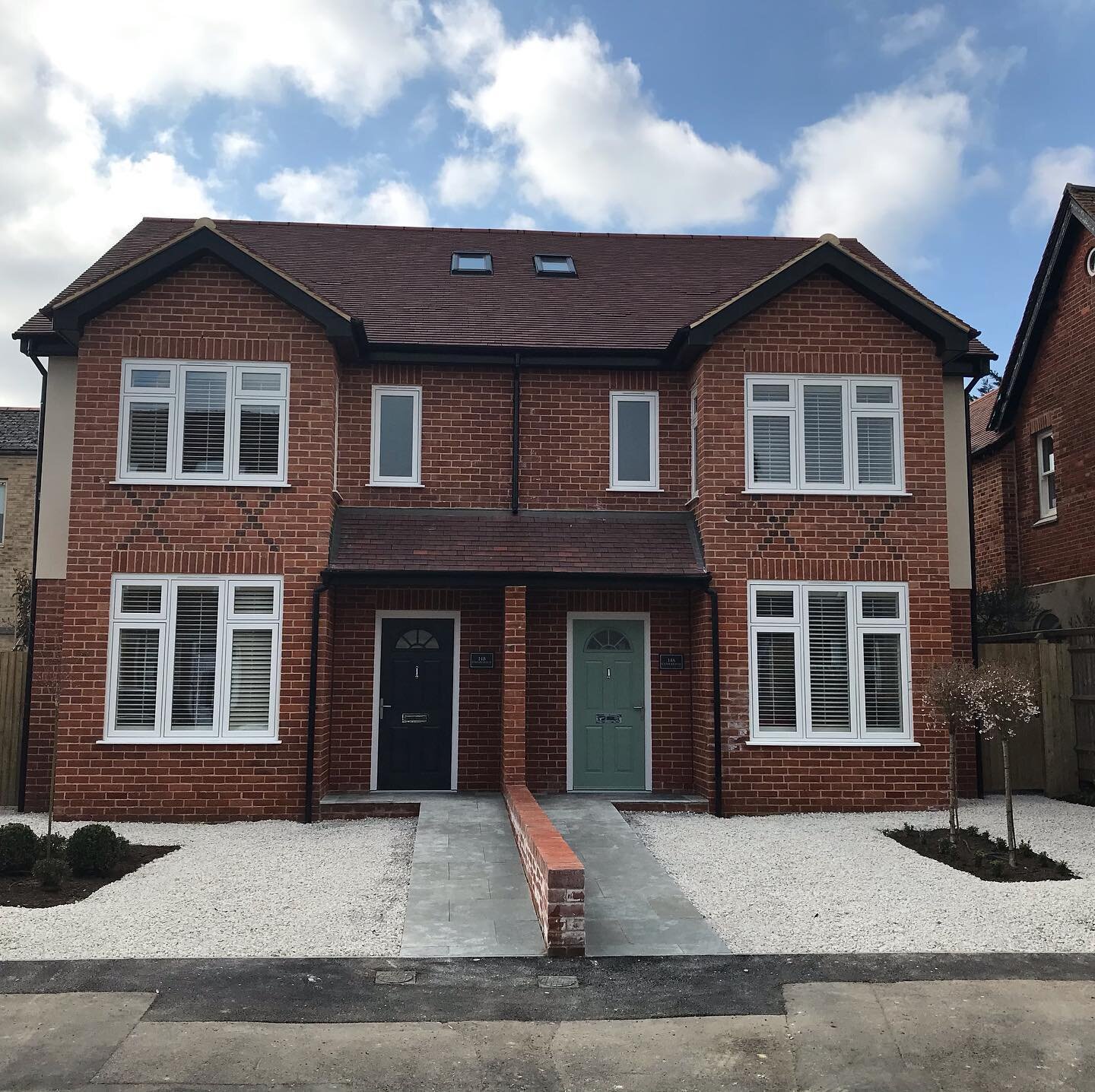 A newly completed project in North Oxford using our Handmade Heritage Imperial light Blend and Light Glazed Headers.
The client wanted to use a brick which was in keeping and would complement the surrounding area, they are very pleased with the finis