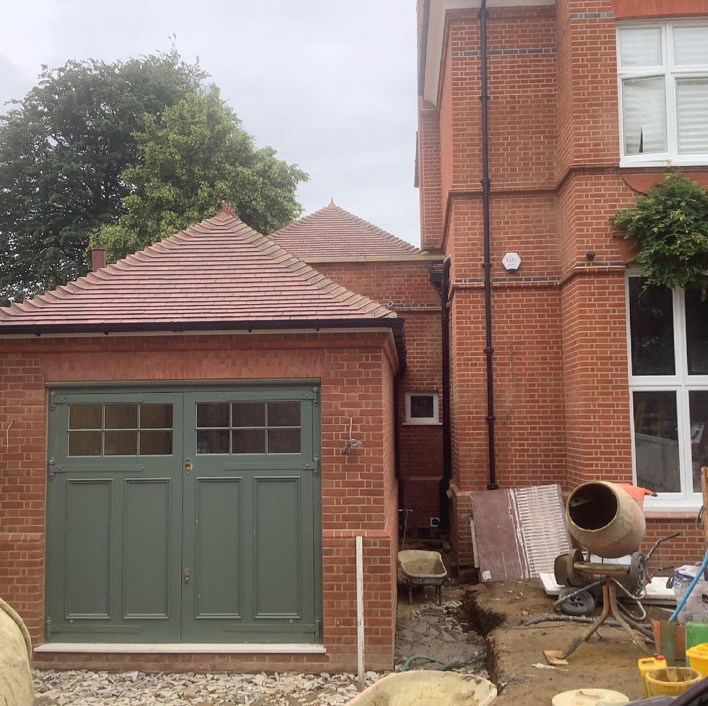 Between customer meetings in South West London today, I took the opportunity to call on to site where our Heritage Imperial light Multi brick has been supplied. 15k bricks have been used on a new front garage and rear extension. Along with new precas