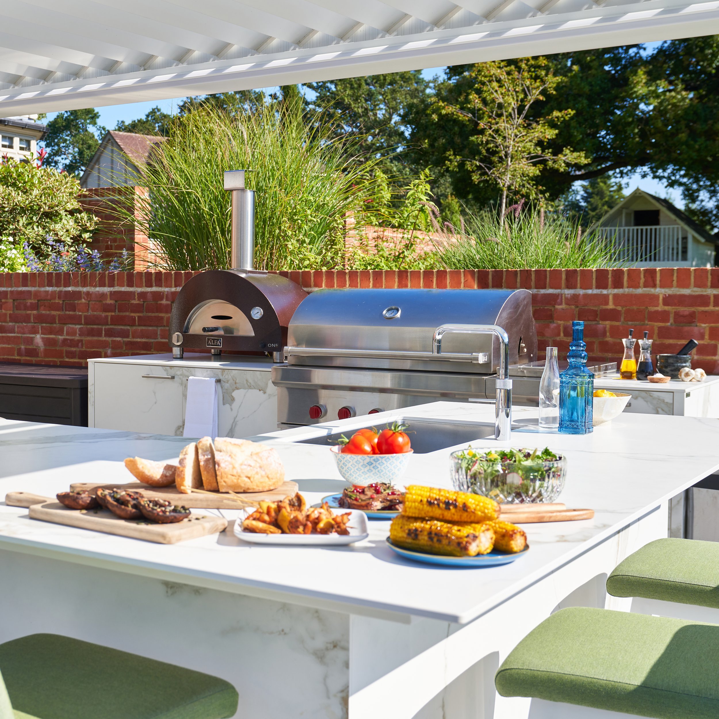 How do I choose the best outdoor kitchen setup for entertaining large groups?