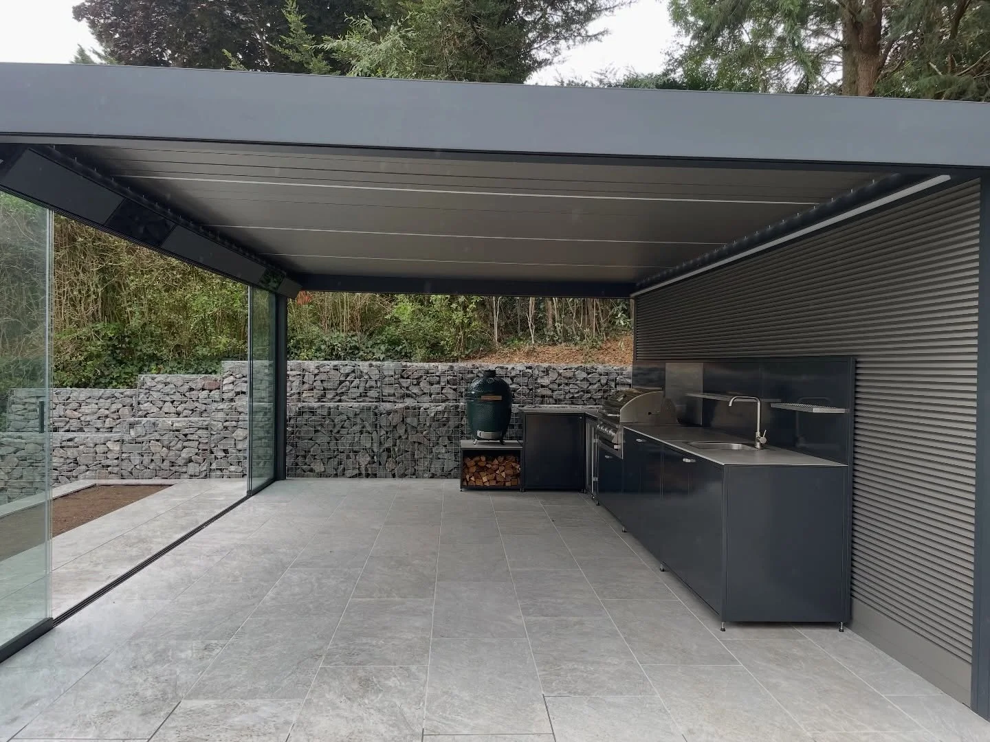 Catching up with some recent project install updates! 

🌱 HERTFORDSHIRE 

🧡 TOK_C Designed EO Chroma Edition Outdoor Kitchen 

✔️ Stainless Steel Modules 

✔️ Metalwork finish RAL 7021 Black/Grey

✔️ Worktop finish @dektonbycosentino 12mm KEON 

⭐ 