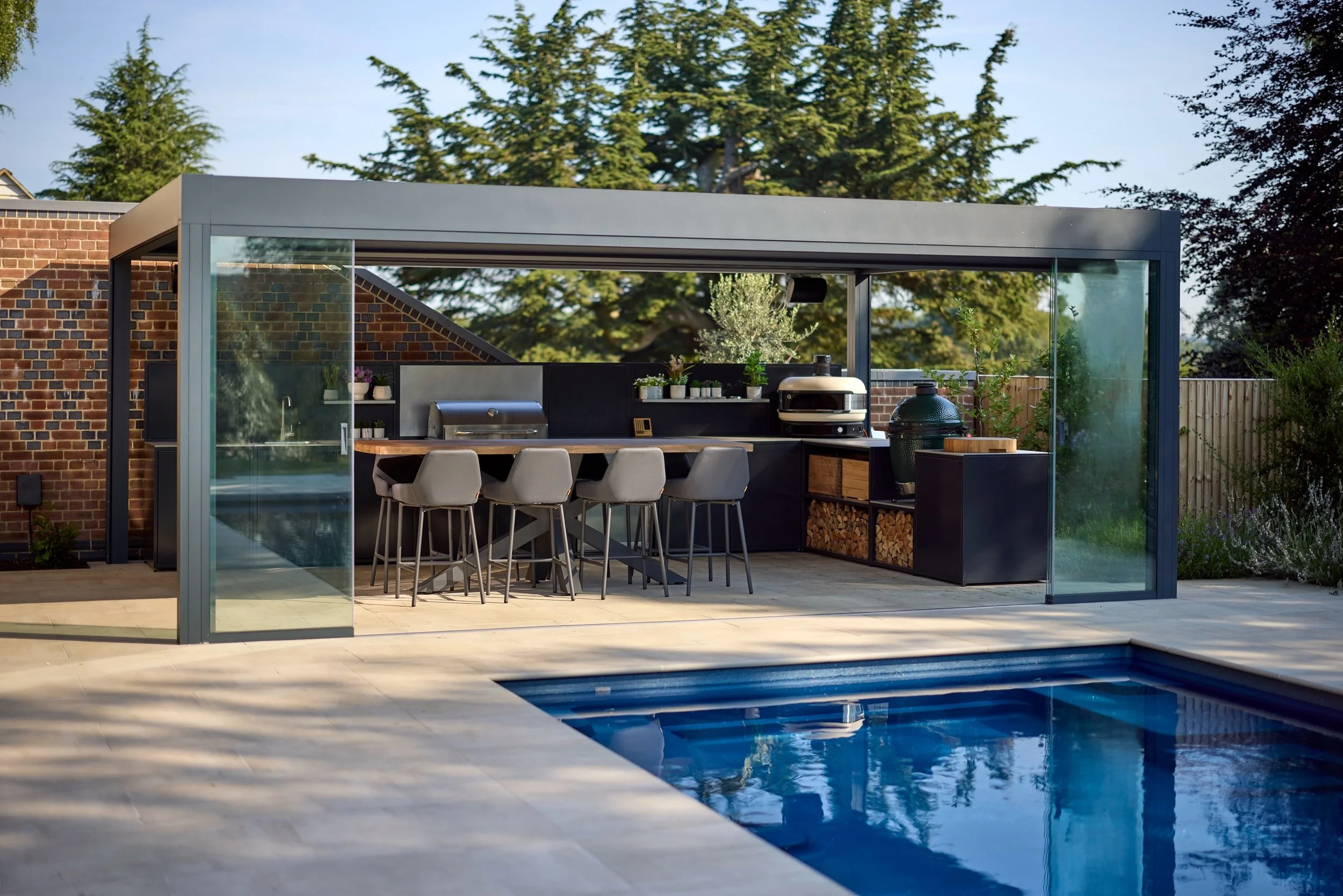 Designing for the Unique Challenges of the UK Climate

Unlike Mediterranean markets, designing outdoor kitchens in Britain requires a specialist understanding of our environment.

The UK presents unique challenges:

Variable weather patterns

Seasona