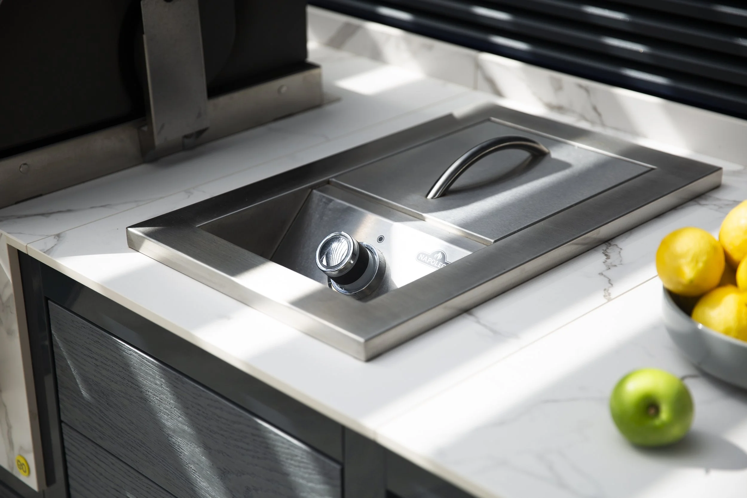 EO Outdoor Kitchen - Porcelain, Stainless Steel, Dekton