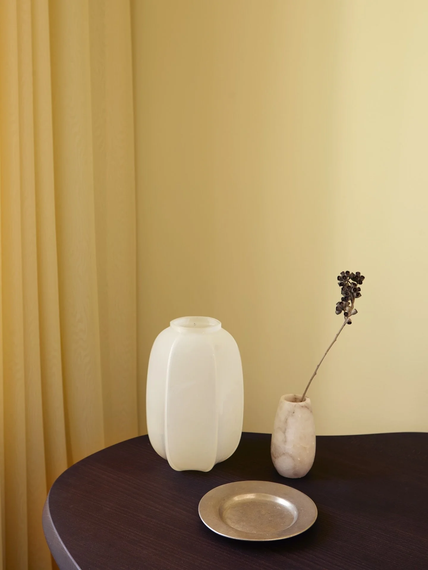 Sunny side up. Row Vase vintage white and yellow walls and curtains