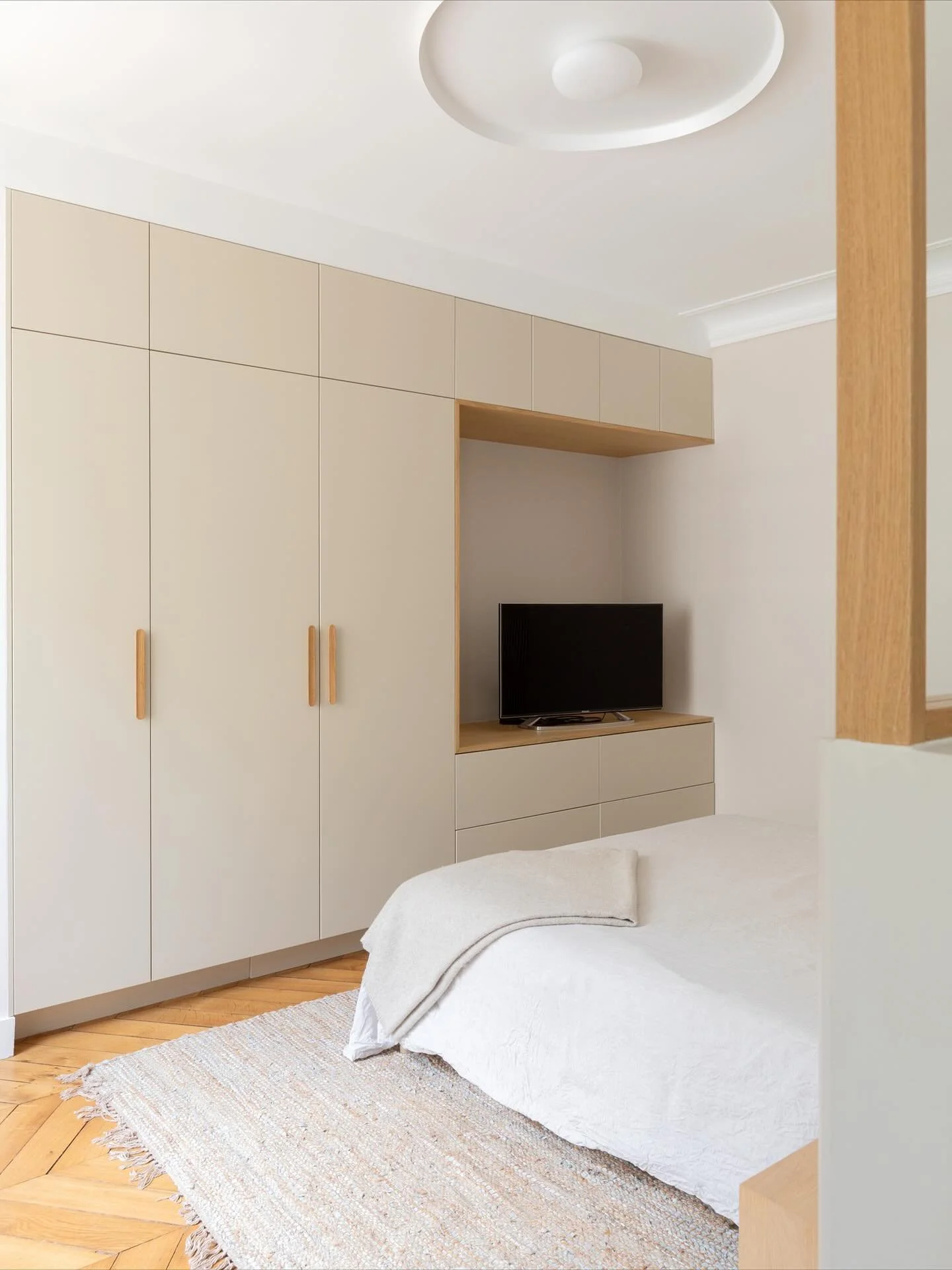 Projet CART &bull; 70m2 &bull; Saint Mand&eacute;
La suite parentale 
.
Souvenirs de tournage lors des visites organis&eacute;es avec Architectures &Agrave; Vivre
.
#maxinecigrand&nbsp;#architectedinterieur #renovation #sejour #salleamanger #haussman